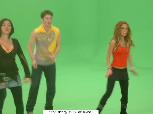 si *rbd fac schimb de haine*