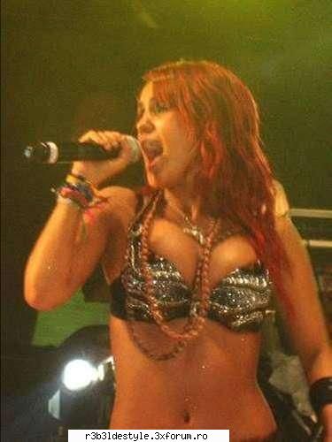 e acum si fetele mai intai dulce si anahi *rbd fac schimb de haine*