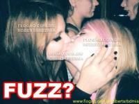 *Sol e lesbi* - Sol aka Fuzz s-a sarutat cu o tipa nu shtim dak e - *Rebelde*