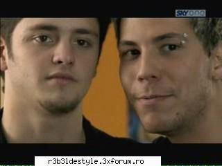 *ep 1 - capturi* - ucker si chris, probabil iutandu-se dupa vreo - *La familia*