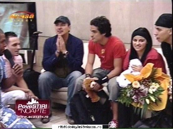 *noaptea venirii RBD in romania* - par foare obositi dar they still rock :D pun yo - *RBD*