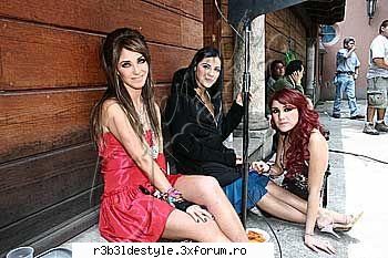 fetele, mie personal nu-mi place deoloc cum ii sta parul lui anny :-& *ultimul episod :( *